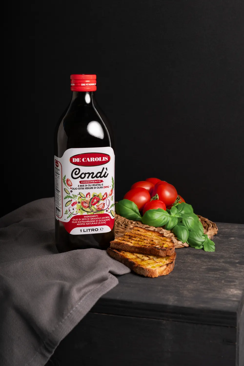 Una bottiglia di Condì con pomodori e pane