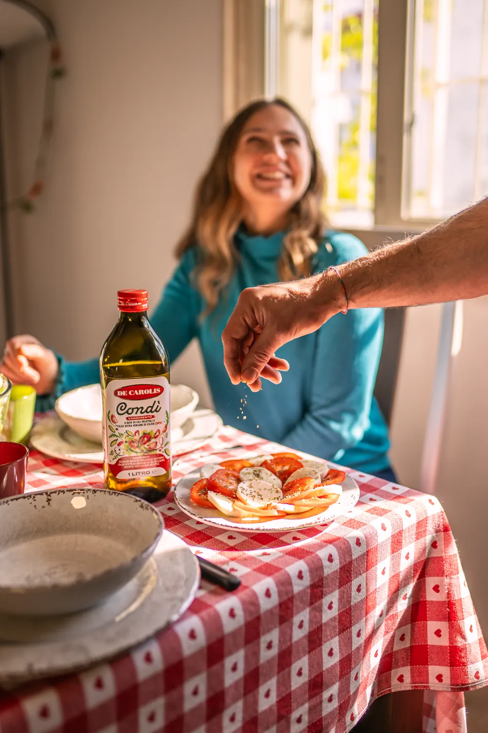 Una ragazza sorride a tavola