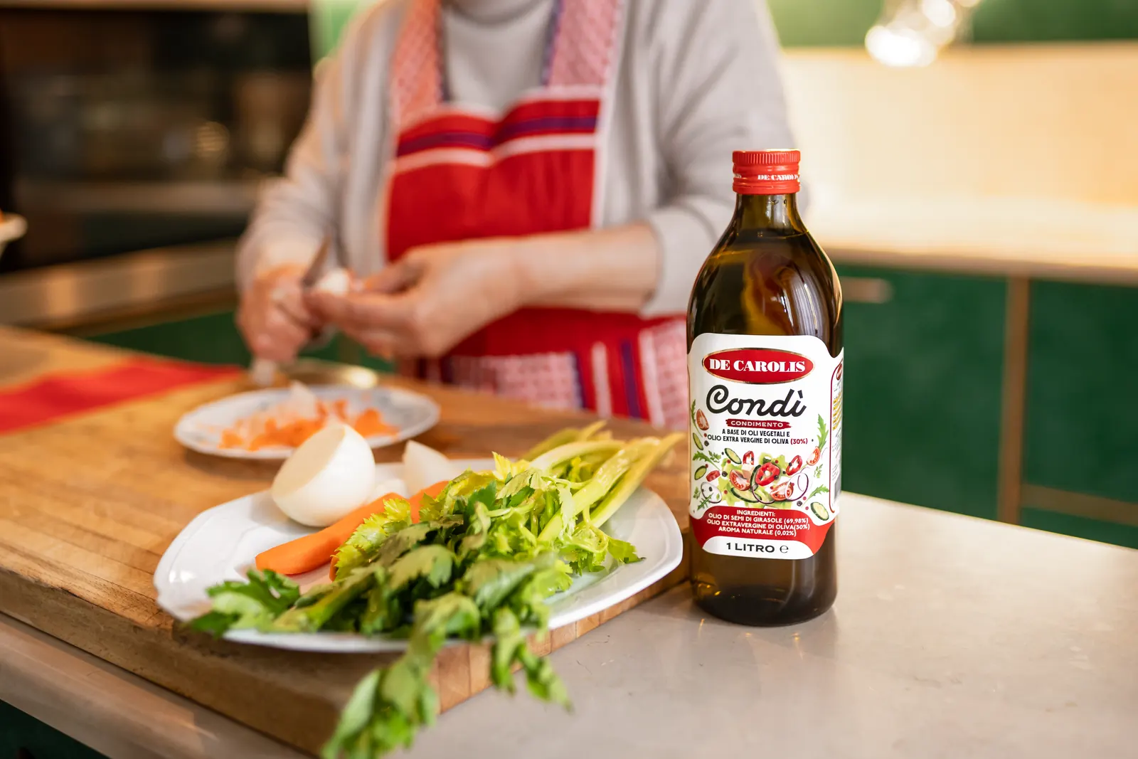 Verdure fresche sul tagliere accanto a Condì